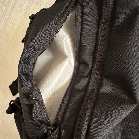 REI Trail 5 Waist Fanny Pack, Black - Picture 5 of 5